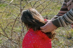 Un bărbat şi-a violat şi omorât fiica vitregă de 6 ani, în timp ce mama năștea la spital. Ar fi fost condamnat şi în trecut pentru uciderea şi violarea propriei sale mame